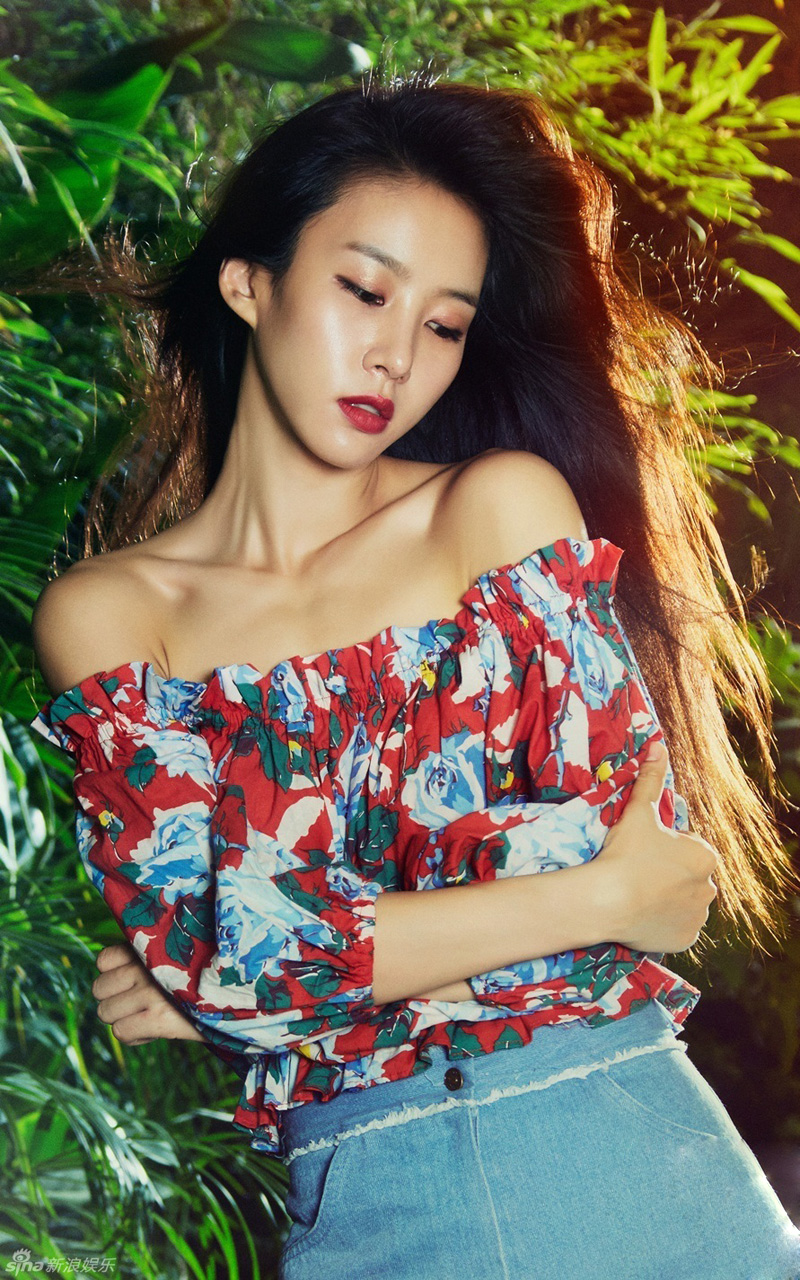 点击大图看下一张：韩国演员金正敏优雅碎花衬衫写真