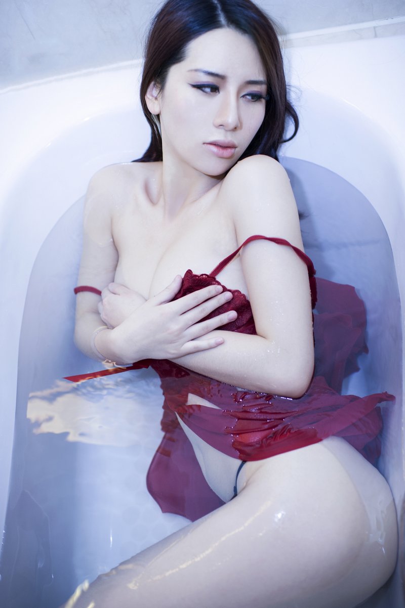 点击大图看下一张：柔媚女神杜乔无限诱惑浴室艺术写真