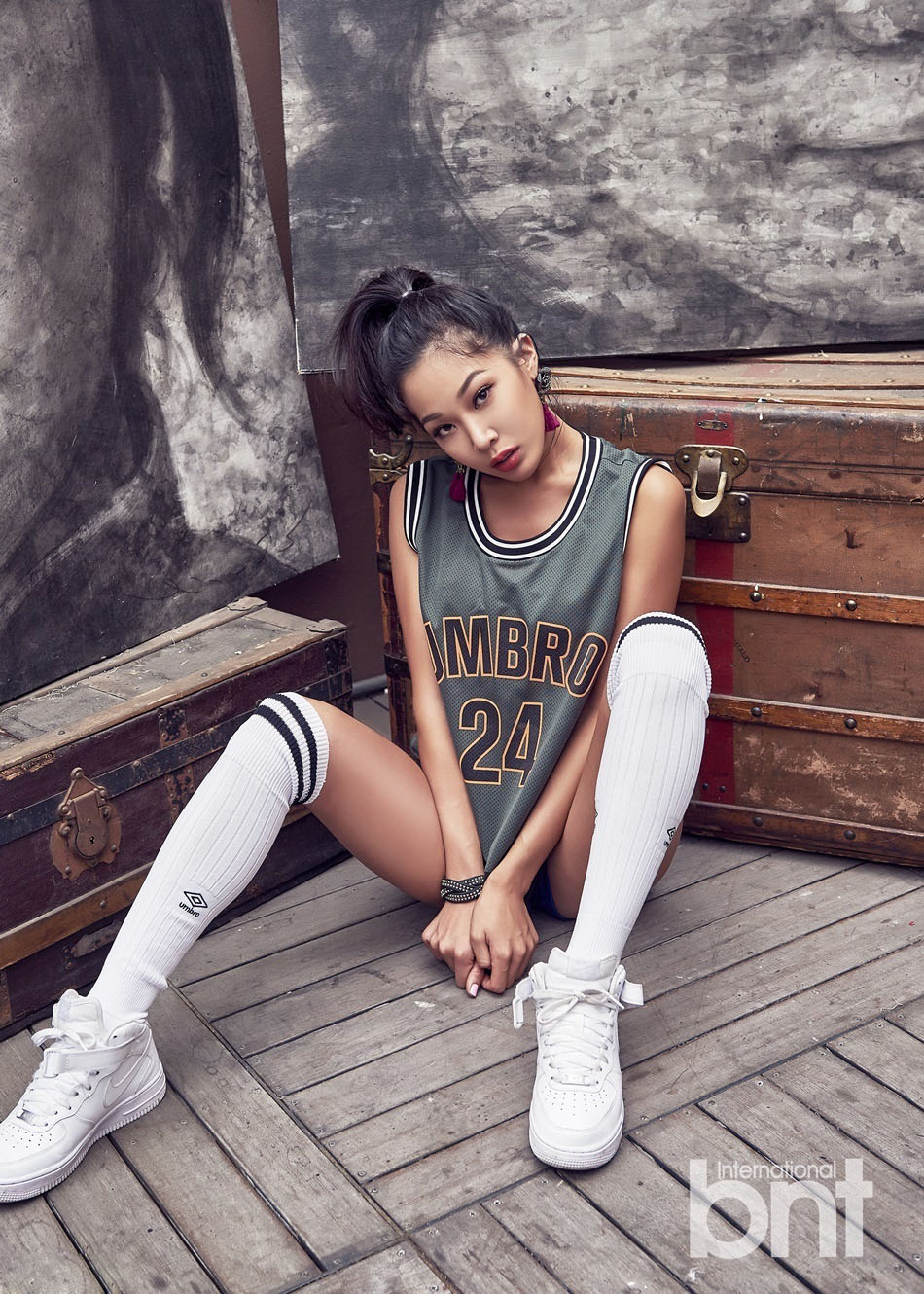点击大图看下一张：韩歌手Jessi运动衫性感美腿身材动感