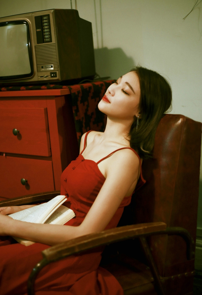 点击大图看下一张：昏暗私房内的红裙妩媚女神气质迷人