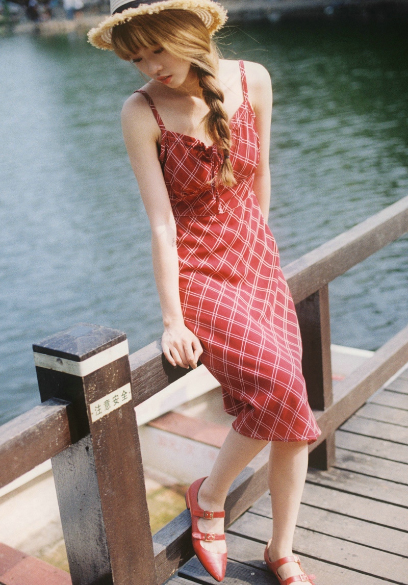 点击大图看下一张：阳光下的吊带红裙明媚少女可爱耀眼