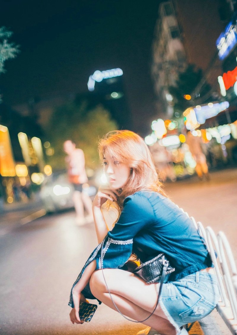 点击大图看下一张：都市美女夜晚街头上牛仔短裤时尚气质生活写真