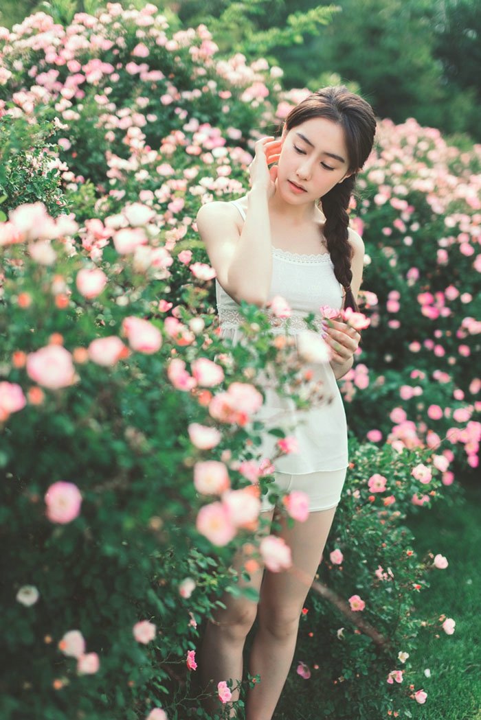 点击大图看下一张：花丛中冰清玉洁少女清新吊带裙甜美写真