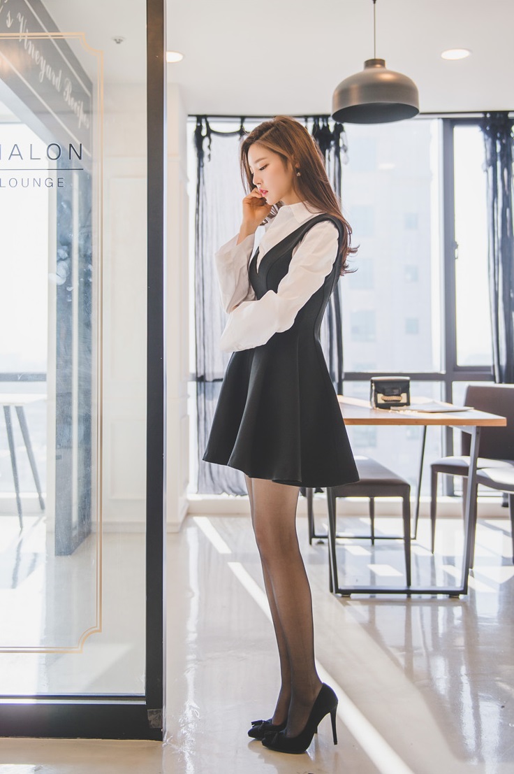 点击大图看下一张：韩国黑丝迷你裙美女模特气质美腿极致诱惑写真