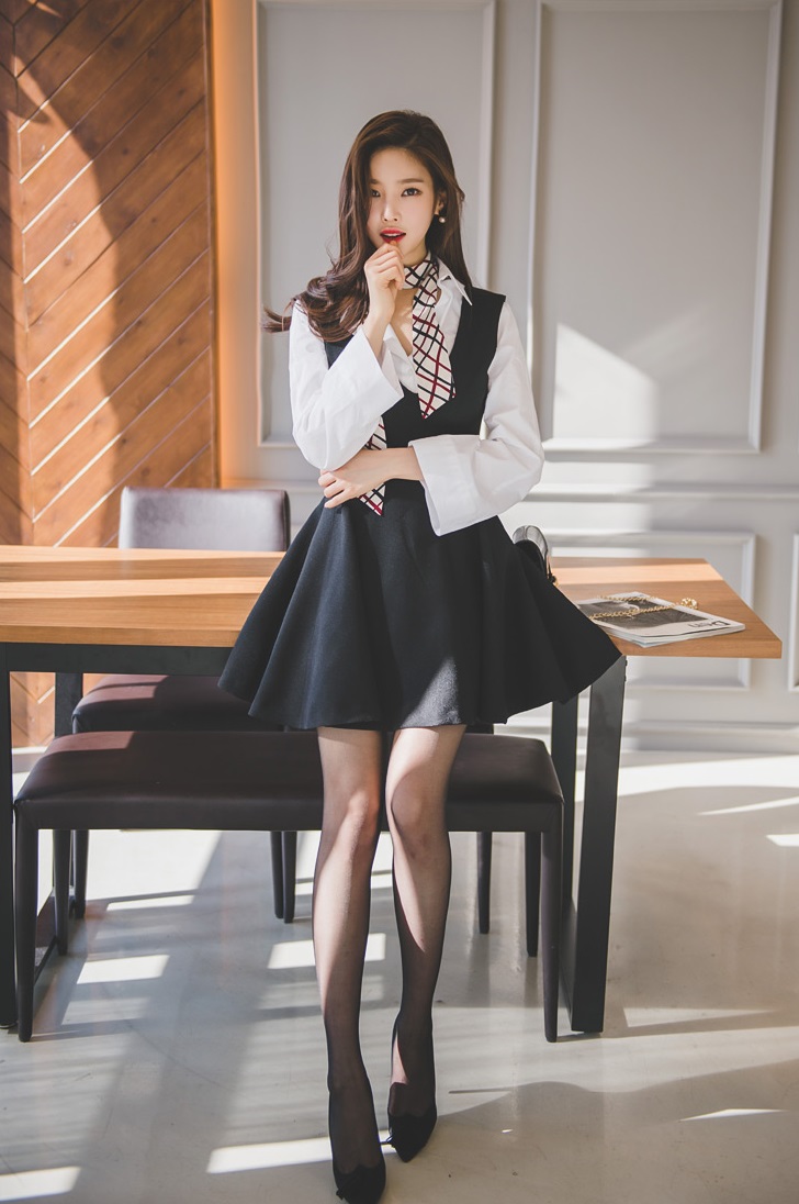 点击大图看下一张：韩国黑丝迷你裙美女模特气质美腿极致诱惑写真