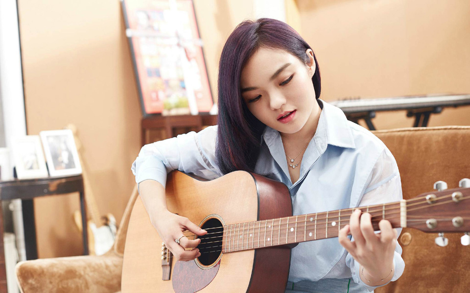 点击大图看下一张：歌手徐佳莹相伴吉他音乐主题大片