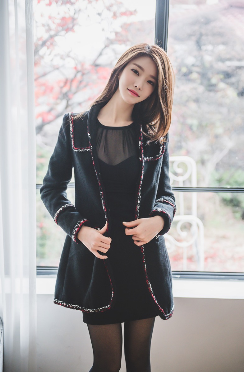 点击大图看下一张：气质黑丝袜长腿韩系美女初冬写真