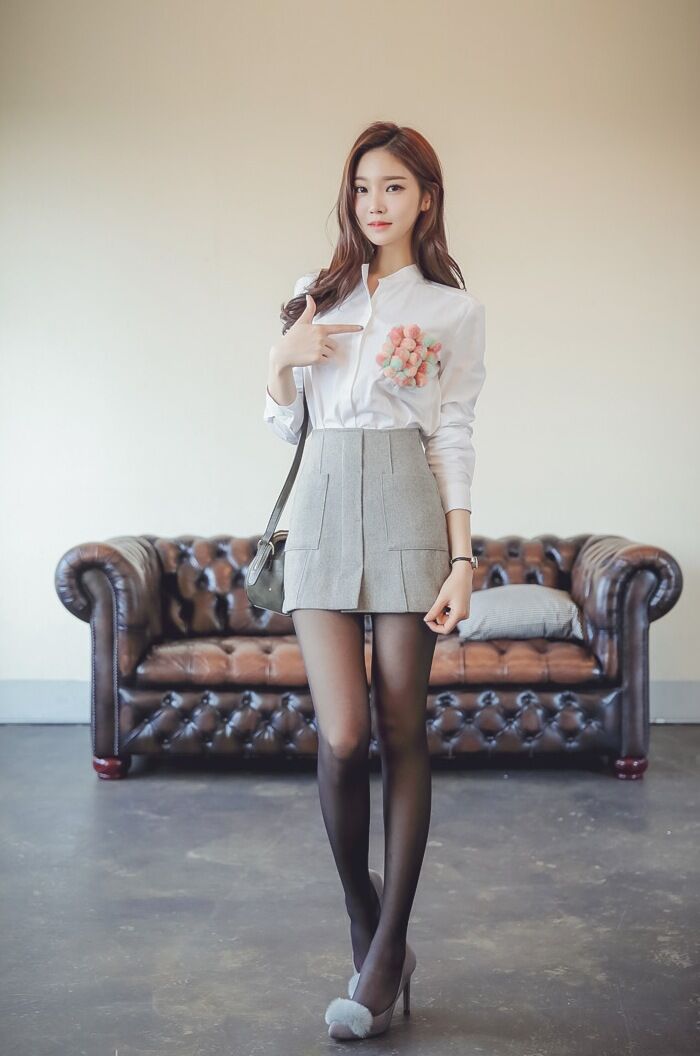 点击大图看下一张：韩国长腿黑丝气质美女私房高挑白皙写真