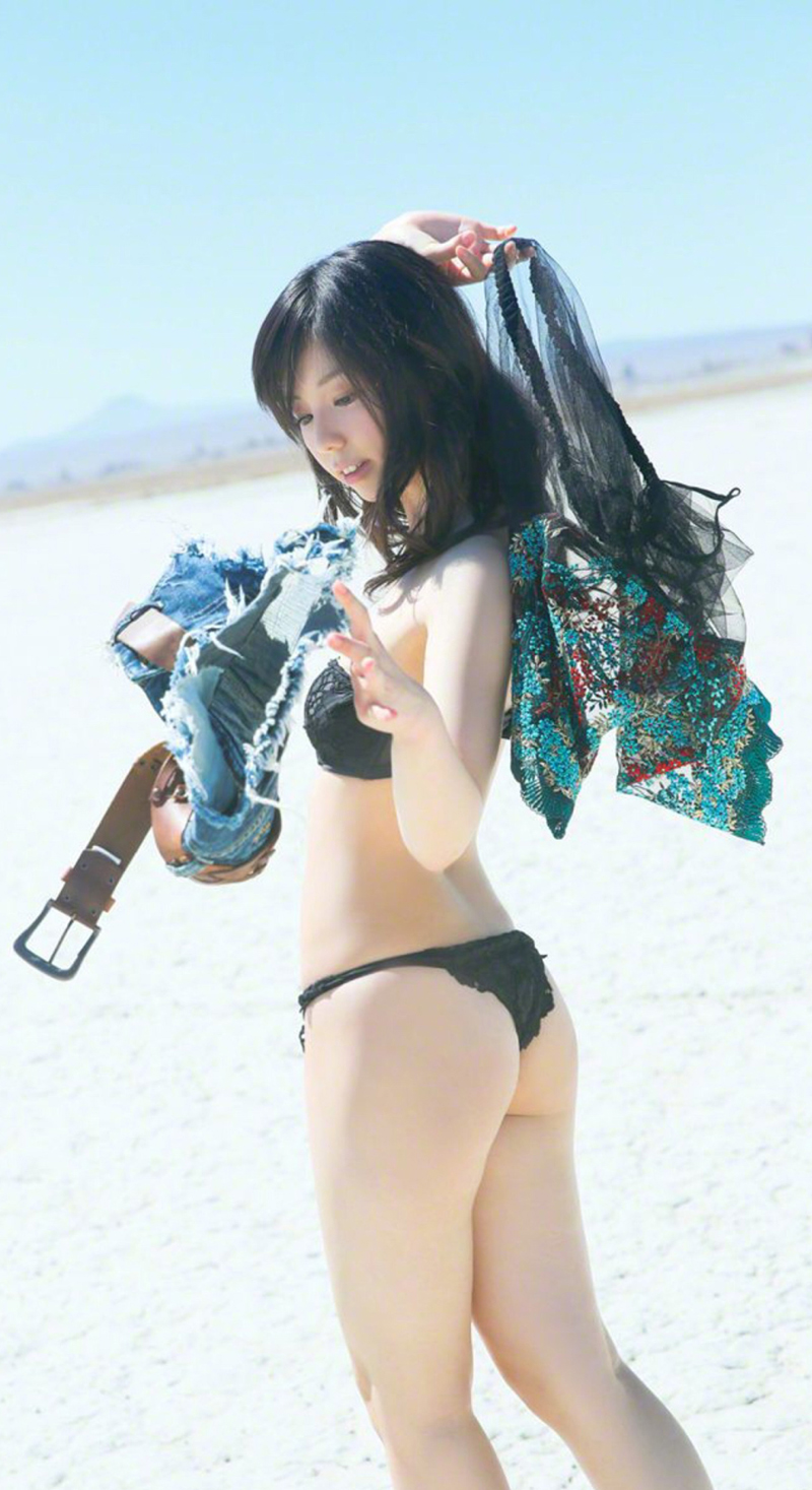 点击大图看下一张：日本演员小池里奈海滩性感比基尼写真