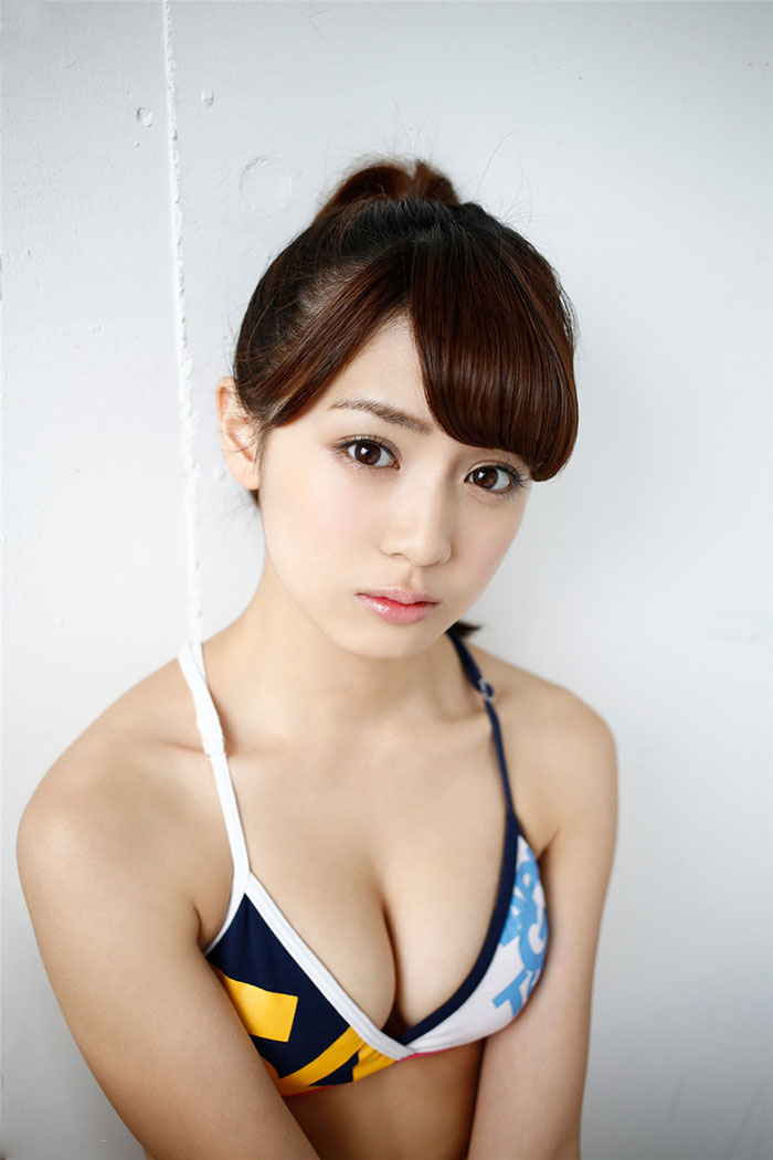 点击大图看下一张：日本人气偶像奥仲麻琴比基尼美胸曲线翘臀诱人