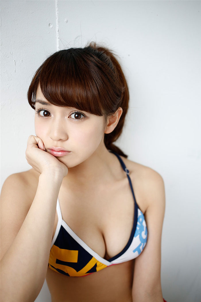 点击大图看下一张：日本人气偶像奥仲麻琴比基尼美胸曲线翘臀诱人