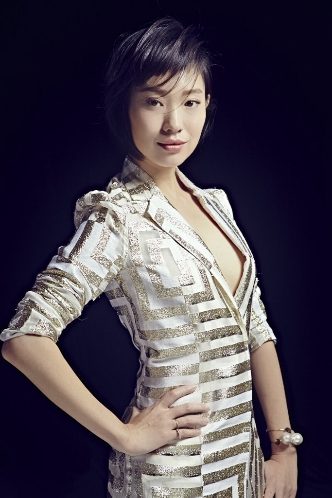 点击大图看下一张：王佳佳化身职场女性显气场时尚写真