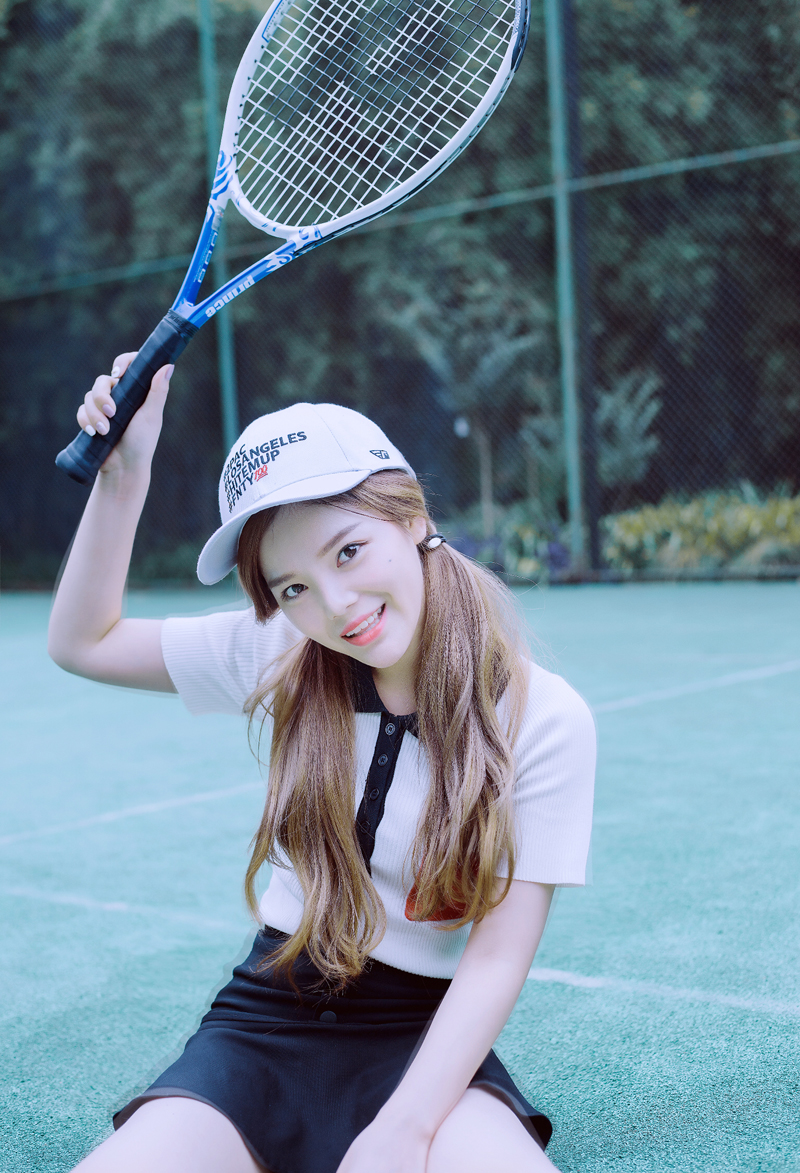 点击大图看下一张：可爱双马尾棒球帽少女操场网球活力写真