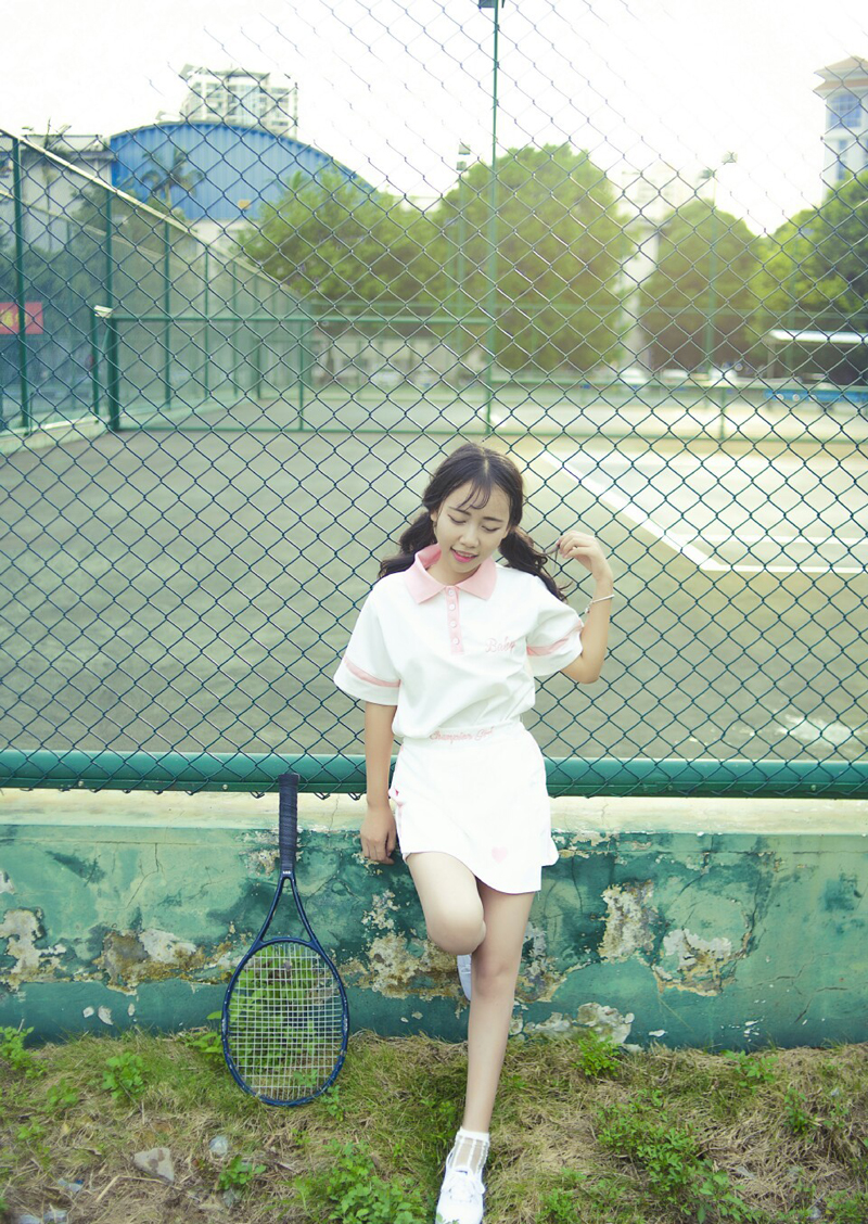 点击大图看下一张：粉嫩少女活力网球写真清纯可人