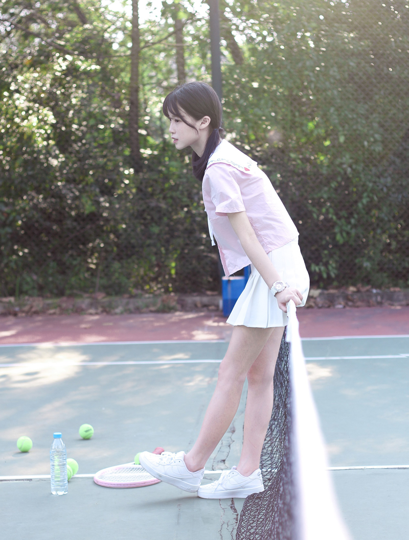 点击大图看下一张：粉嫩可爱少女清新双马尾网球写真