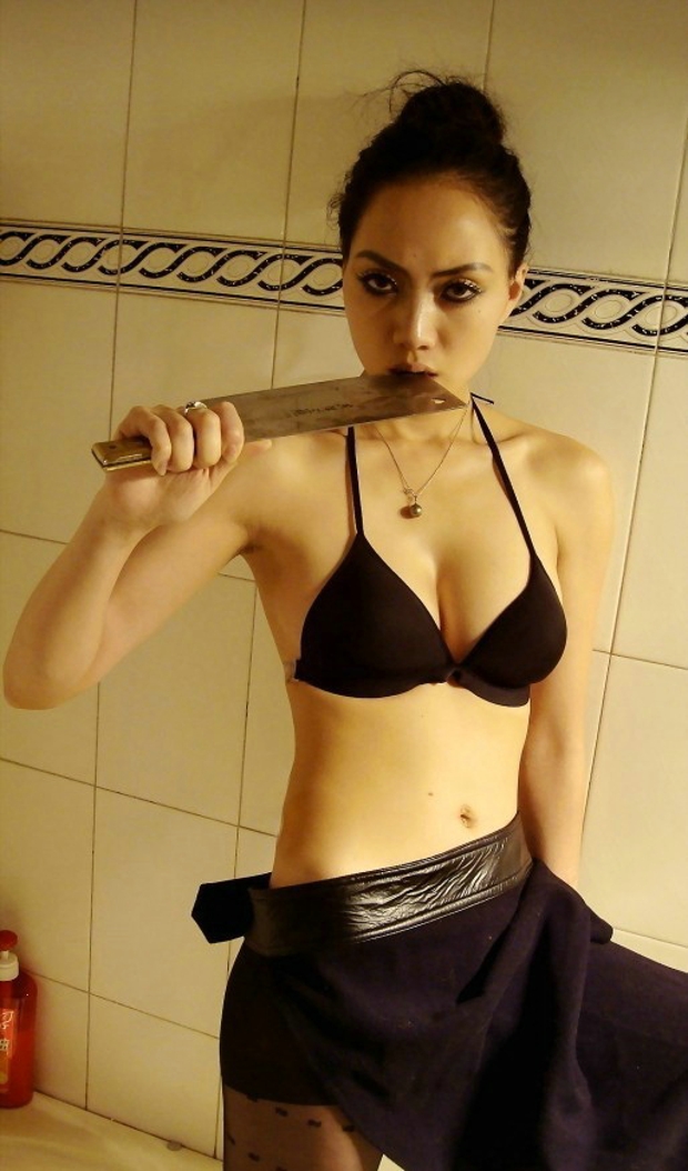 点击大图看下一张：私房成熟内衣美女奉献出带刀的黑丝艺术