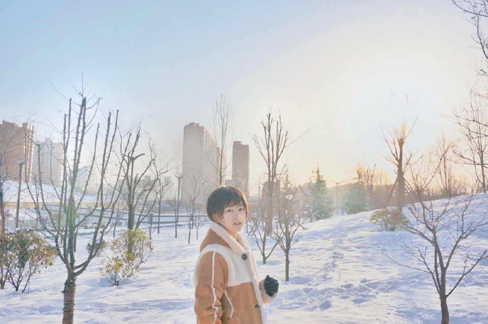 点击大图看下一张：帅气短发小妹冬季阳光之下的雪地甜美身影
