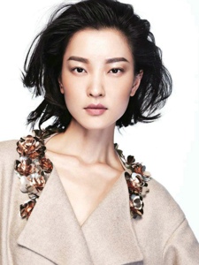 时尚超模杜鹃身着Burberr为VogueChina拍摄了时尚大片