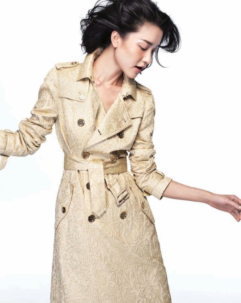 点击大图看下一张：时尚超模杜鹃身着Burberr为Vogue China拍摄了时尚大片