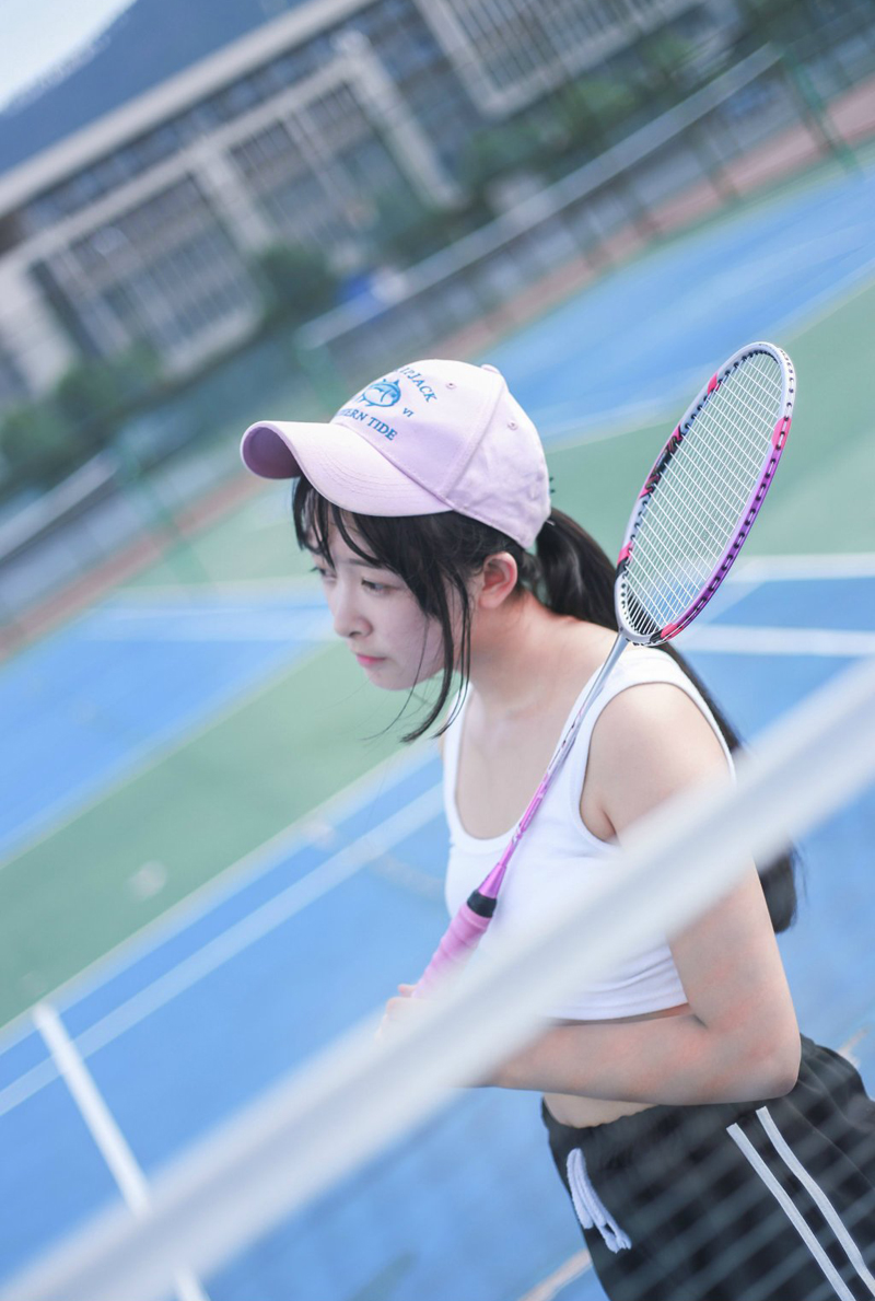 点击大图看下一张：可爱羽毛球少女挥汗活力写真