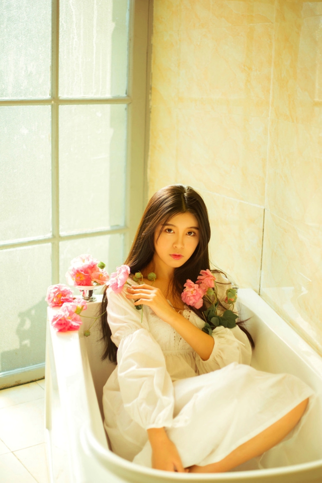 点击大图看下一张：私房美女温馨沐浴与花瓣的甜美相约写真