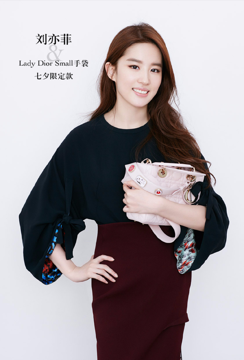 点击大图看下一张：刘亦菲代言Dior手袋气质动人