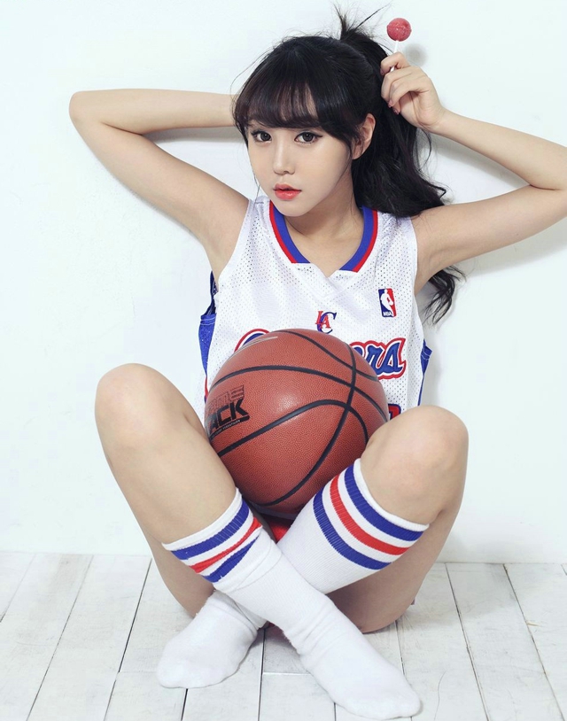 点击大图看下一张：清纯可爱美少女篮球宝贝写真