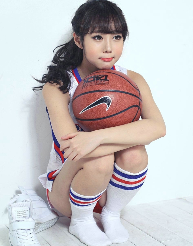 点击大图看下一张：清纯可爱美少女篮球宝贝写真