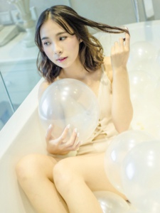浴缸内的湿身气球软妹清甜迷人