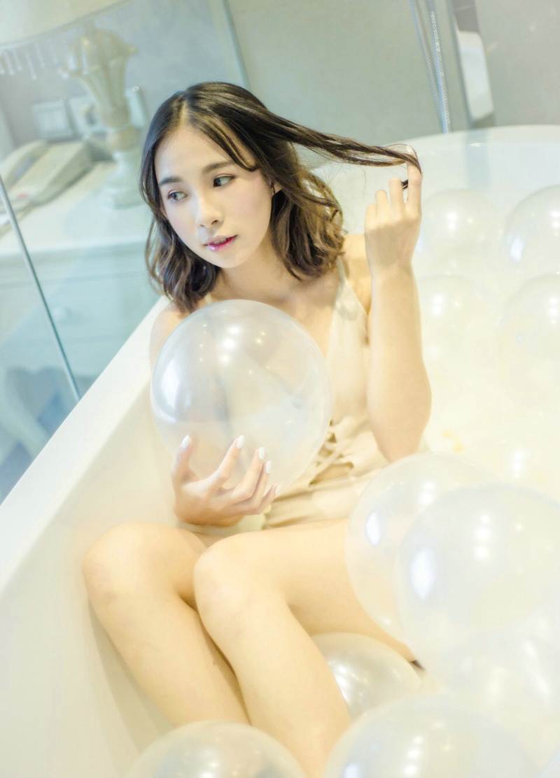 点击大图看下一张：浴缸内的湿身气球软妹清甜迷人