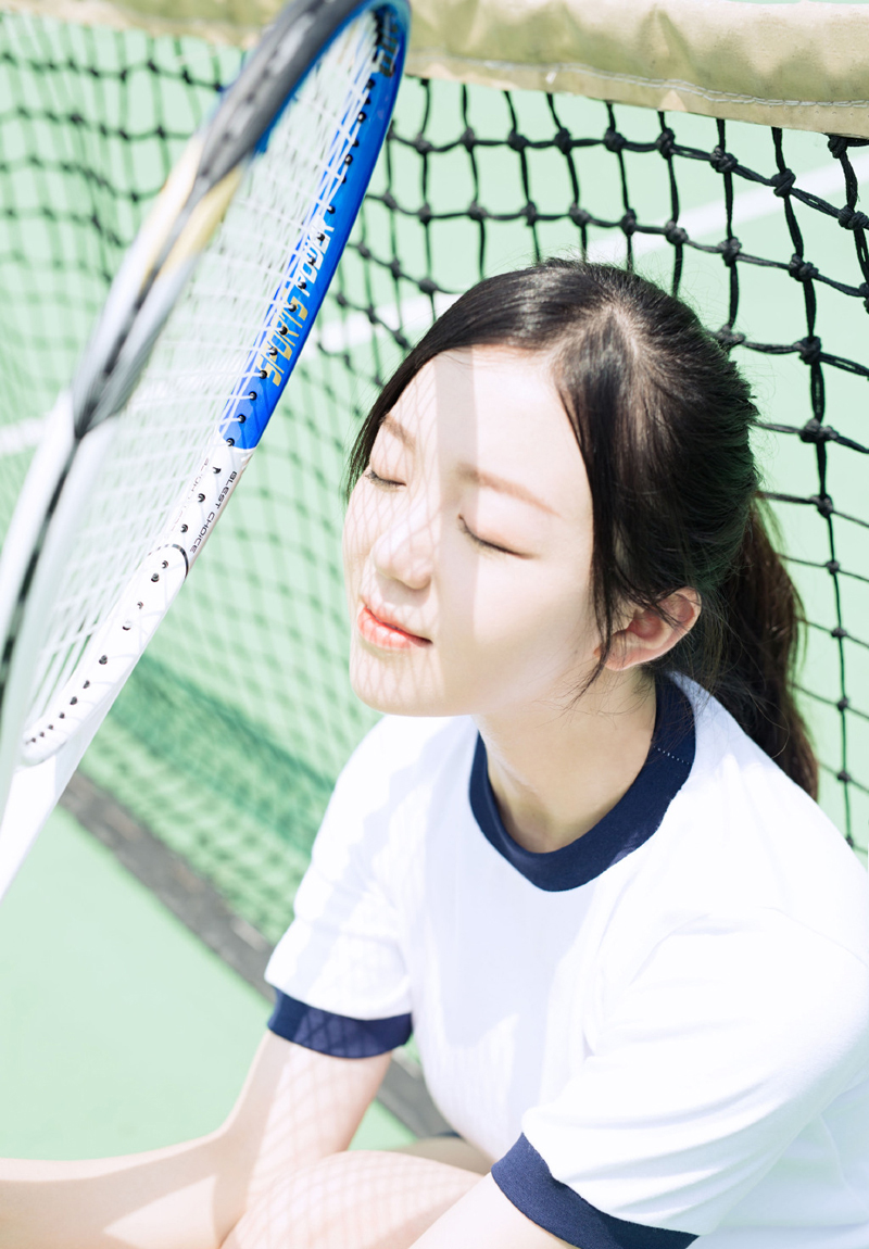 点击大图看下一张：清纯可人网球少女运动服可爱写真
