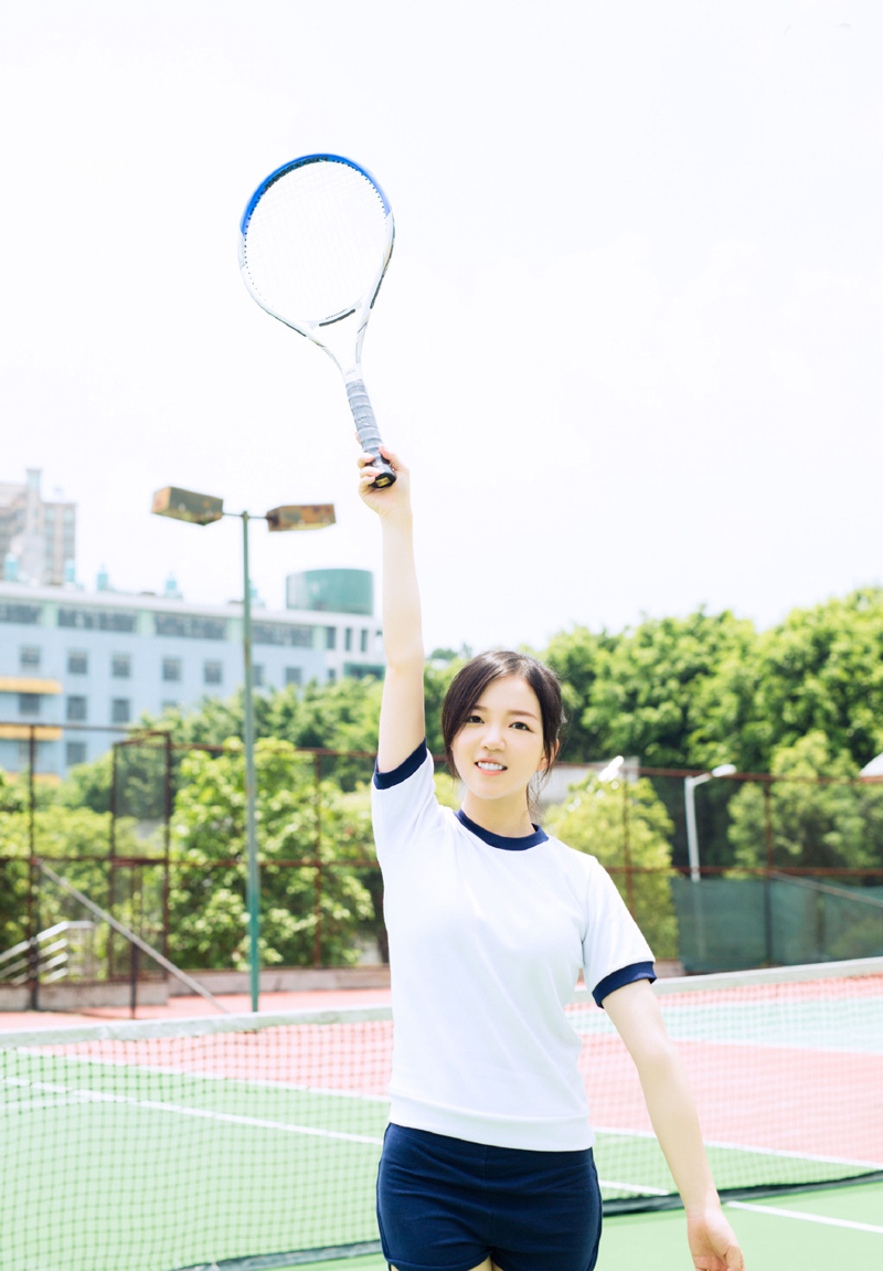 点击大图看下一张：清纯可人网球少女运动服可爱写真
