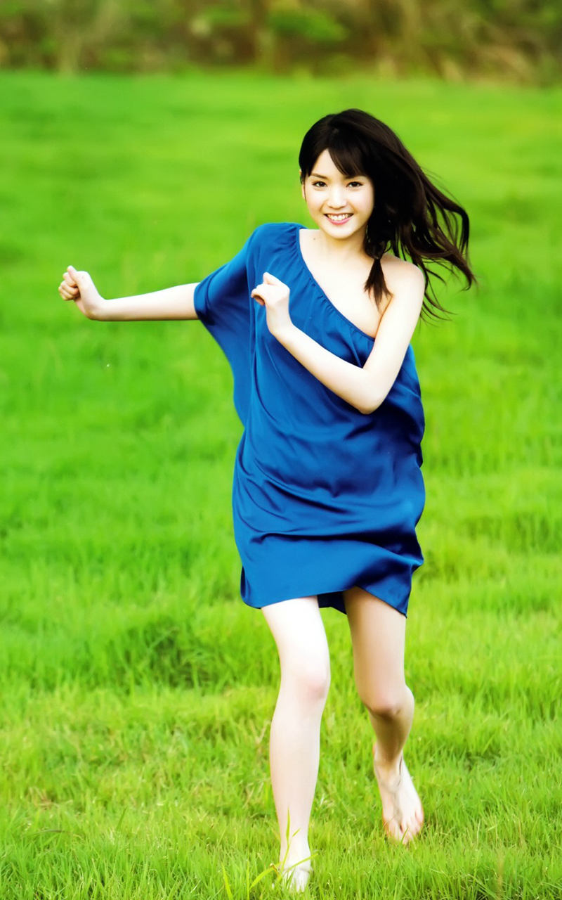 点击大图看下一张：日本美女明星道重沙由美蓝裙清新写真