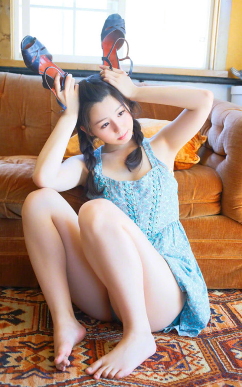 点击大图看下一张：日本美女演员小池里奈性感写真