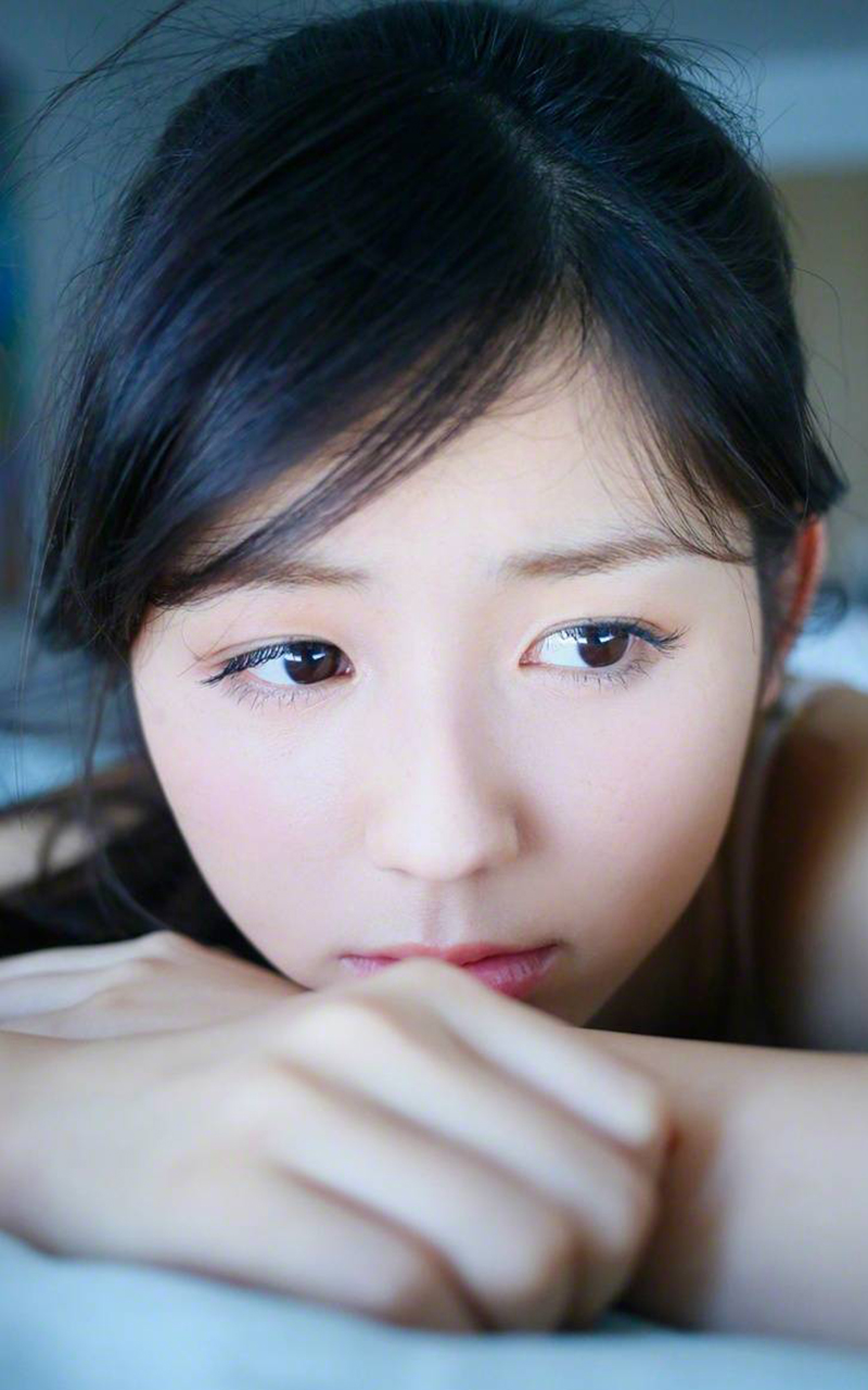 点击大图看下一张：日本美女演员小池里奈性感写真