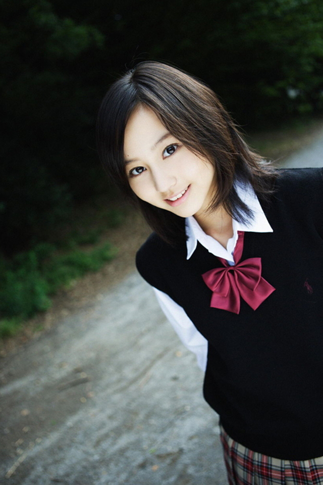 点击大图看下一张：日本美女明星堀北真希清纯学生写真
