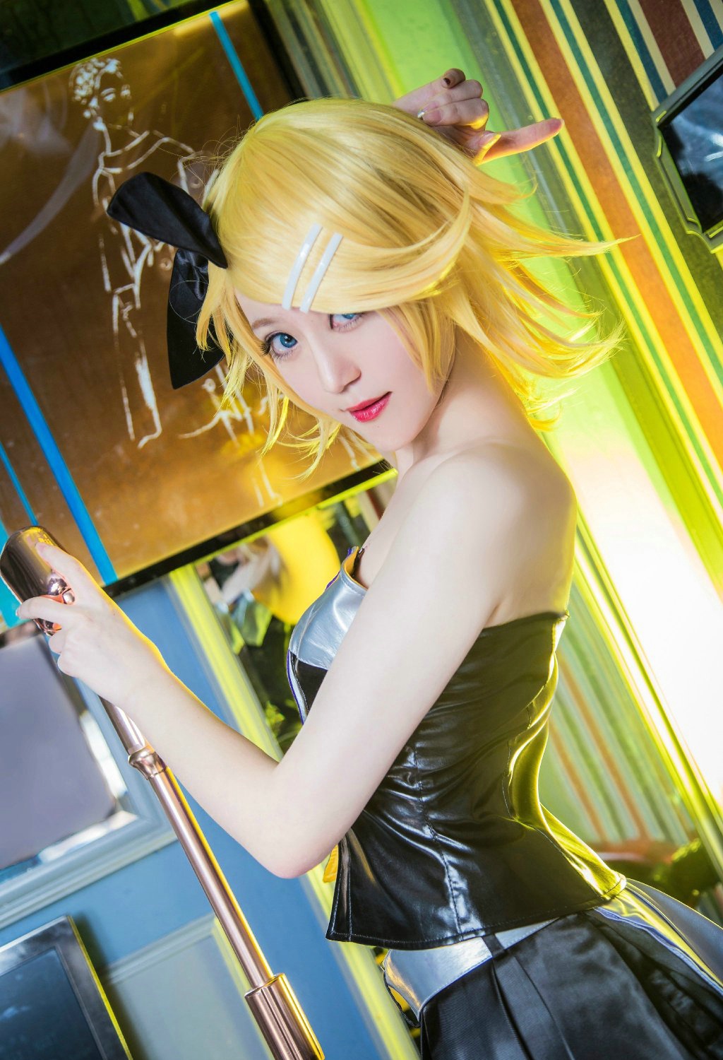 点击大图看下一张：娇美帅气软妹COS镜音双子