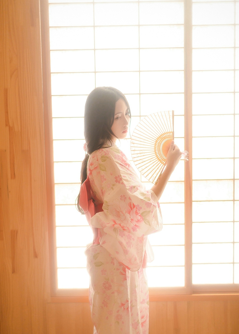 点击大图看下一张：日系和服粉嫩美女高颜值气质写真