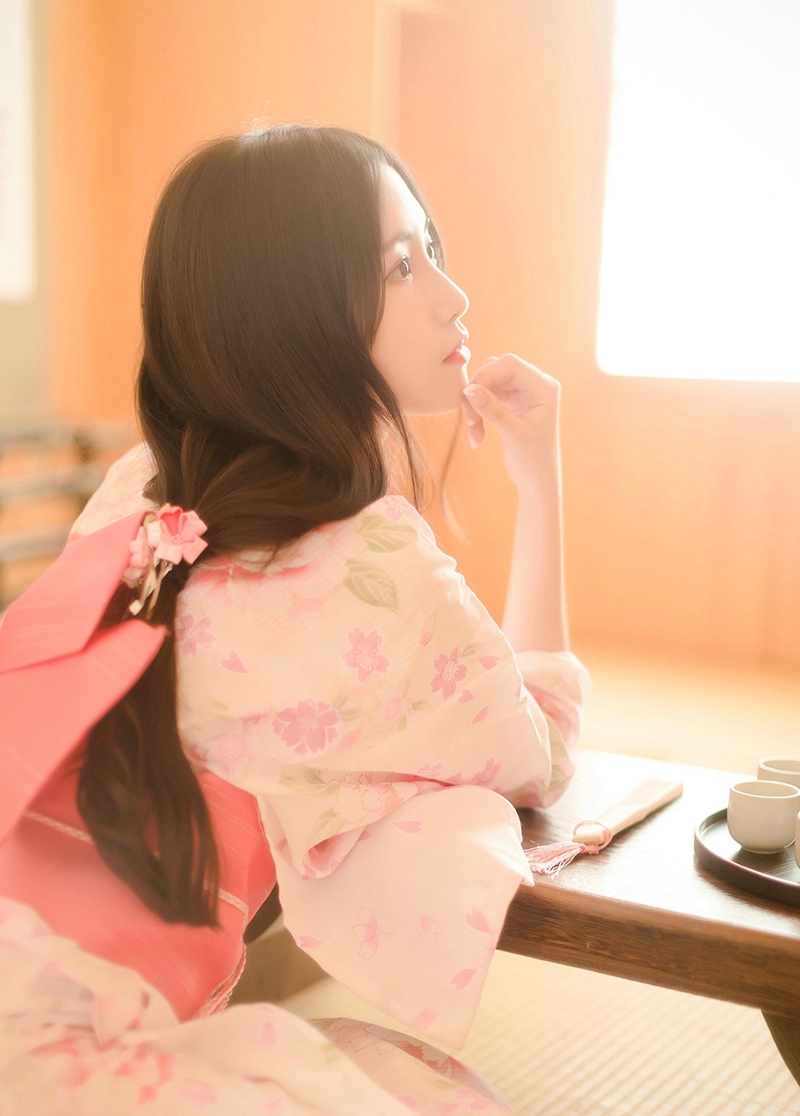 点击大图看下一张：日系和服粉嫩美女高颜值气质写真