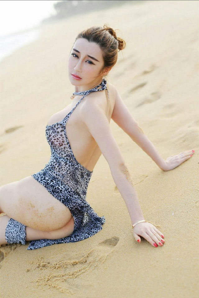 点击大图看下一张：沙滩比基尼粉嫩少女翘臀靓丽白皙写真