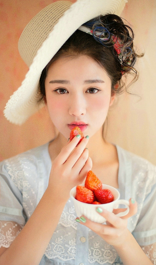 点击大图看下一张：甜美迷人草莓女神私房粉嫩温馨写真