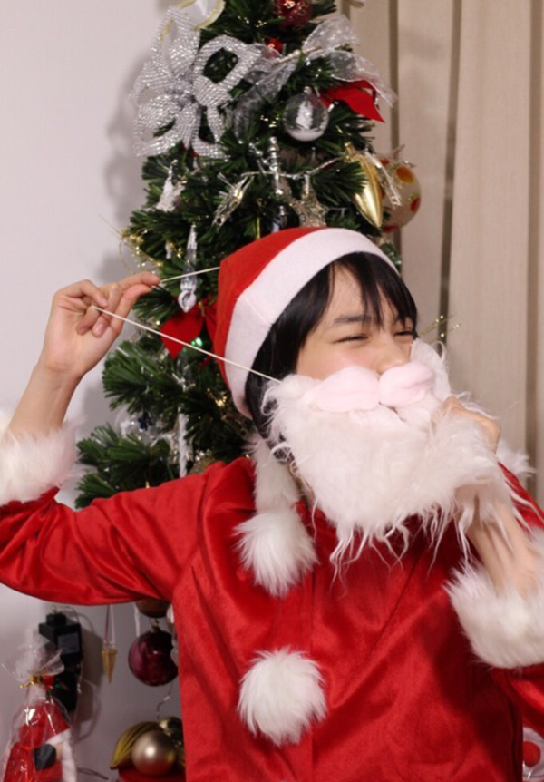 点击大图看下一张：日本女星能年玲奈扮圣诞老人俏皮可爱