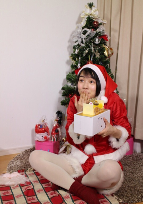 点击大图看下一张：日本女星能年玲奈扮圣诞老人俏皮可爱