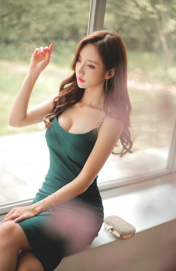 点击大图看下一张：韩系气质美女美乳窗台前美艳吸睛