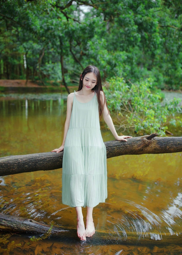 点击大图看下一张：长裙气质少女荒野小溪边清纯写真甜美动人