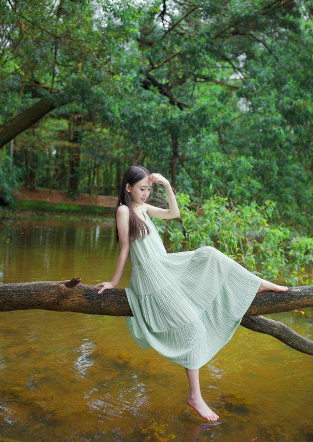 点击大图看下一张：长裙气质少女荒野小溪边清纯写真甜美动人