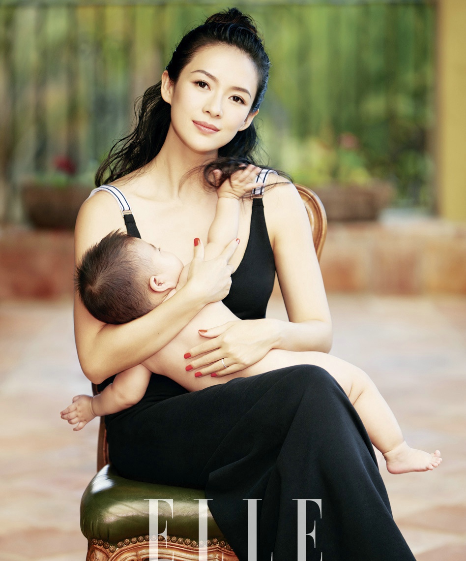 点击大图看下一张：章子怡为杂志拍摄封面大片怀抱女儿醒醒共同出镜
