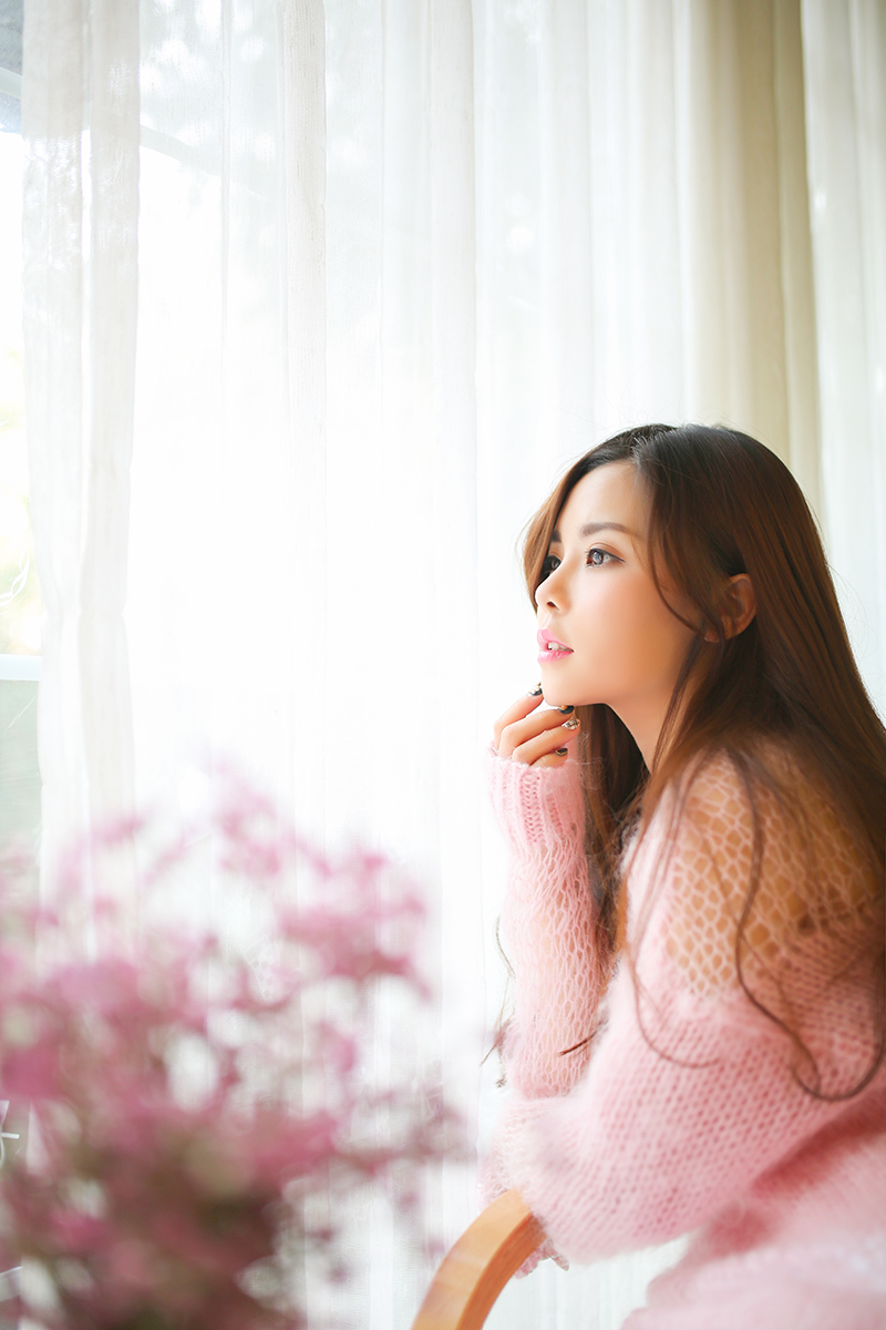 点击大图看下一张：韩系妹纸粉嫩甜美镂空毛衣写真清纯可人