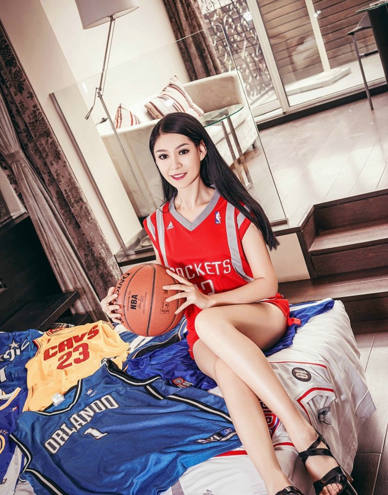 点击大图看下一张：篮球宝贝李函禹翘臀美腿阳光靓丽