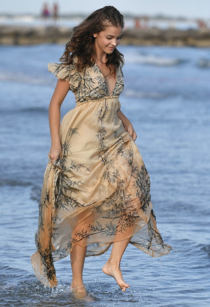 点击大图看下一张：超模Barbara Palvin变身威尼斯海边的踏浪少女